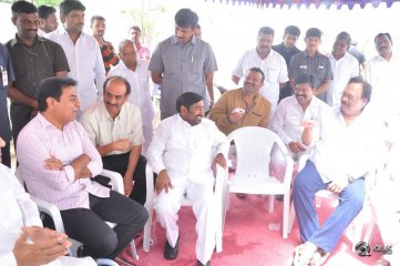 Celebs Pay Condolences to C Narayana Reddy